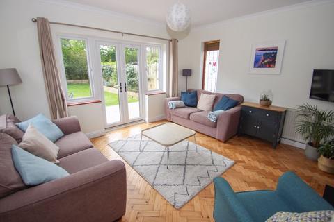 1 Brunswick Close, Thames Ditton, KT7 0EU