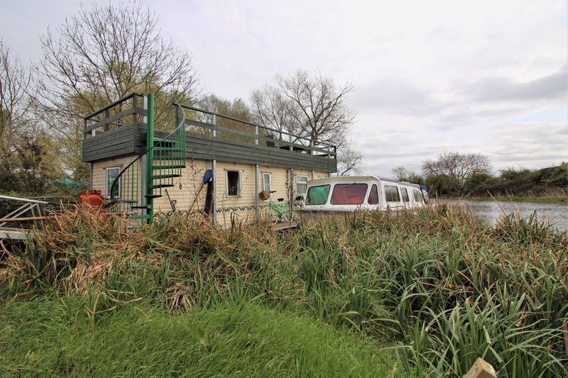Hartford Marina, Huntingdon. 2 bed houseboat for sale £79,500