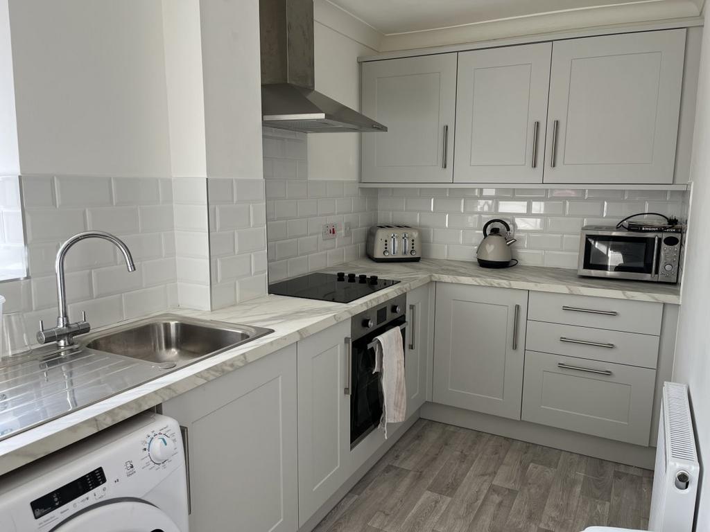 Staffords Place, Horley 2 bed mews £1,300 pcm (£300 pw)