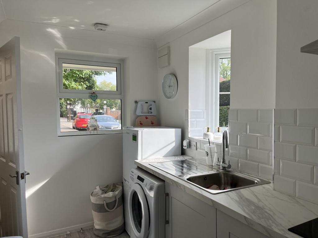 Staffords Place, Horley 2 bed mews £1,300 pcm (£300 pw)