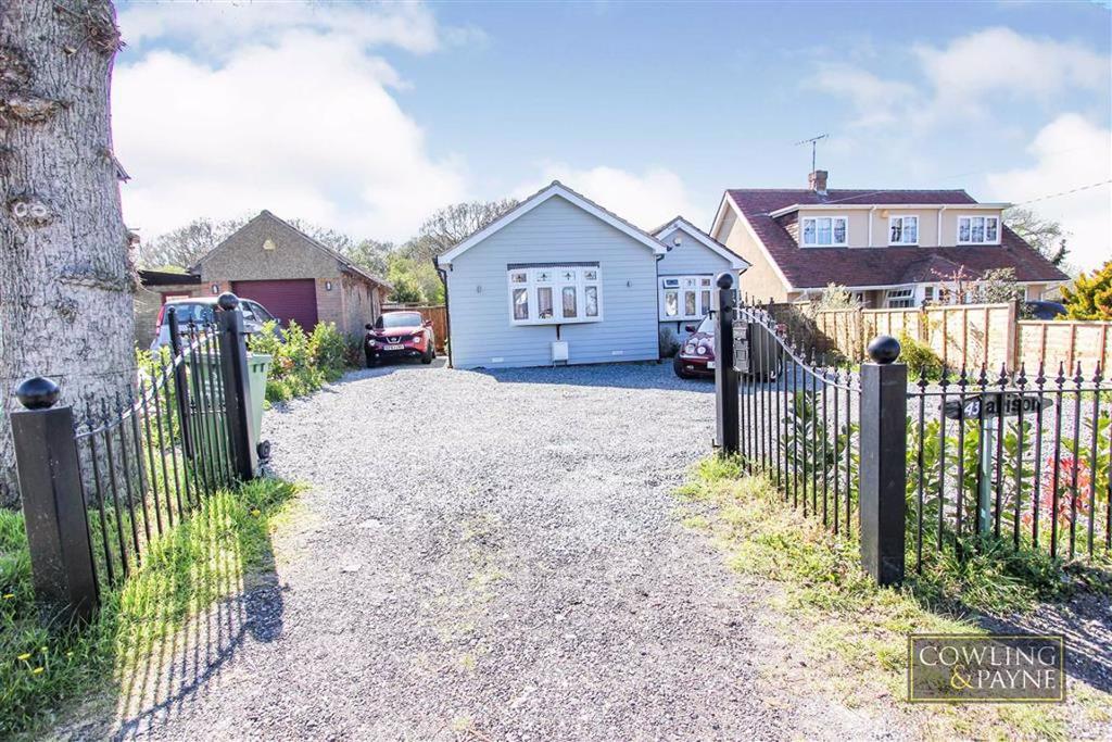 Castledon Road, Wickford, Essex 4 bed detached bungalow £1,695 pcm (£