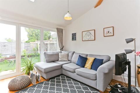 Flat 2, 40 North Street, Carshalton, SM5 2JD