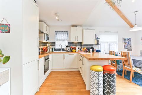Flat 2, 40 North Street, Carshalton, SM5 2JD