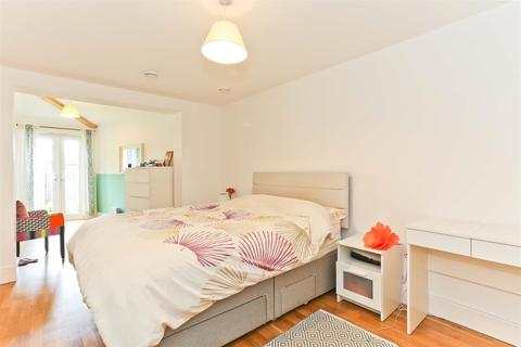 Flat 2, 40 North Street, Carshalton, SM5 2JD