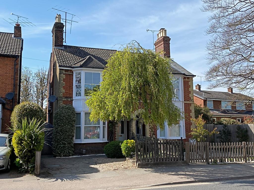 Grove Road, Hitchin, SG5 3 bed semidetached house £600,000