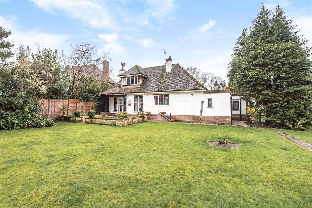 Heatherdene, West Horsley, 3 bed chalet £2,500 pcm (£577 pw)