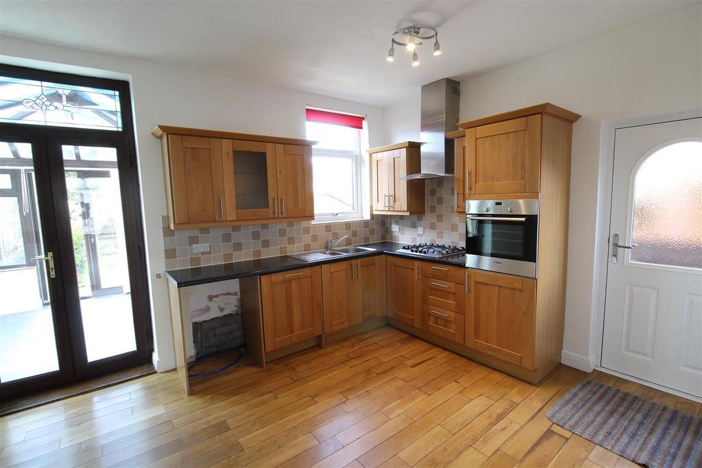 Rowlands Avenue, Dalton, Huddersfield, HD5 9YA 2 bed semidetached