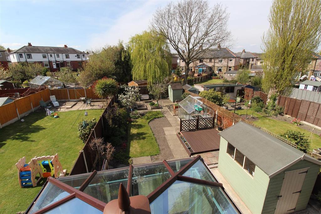 Rowlands Avenue, Dalton, Huddersfield, HD5 9YA 2 bed semidetached
