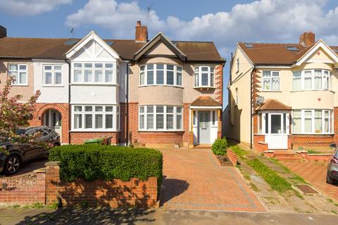 112 Elmstead Gardens, Worcester Park, KT4 7BG