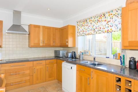112 Elmstead Gardens, Worcester Park, KT4 7BG