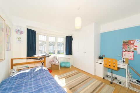 112 Elmstead Gardens, Worcester Park, KT4 7BG