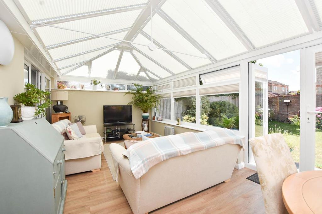 Wade Close, Eastbourne 2 bed detached bungalow £340,000