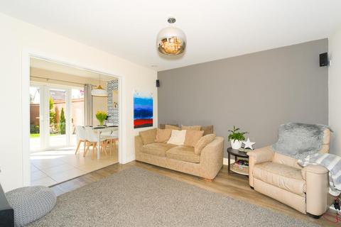 2 Holly Close, Epsom, KT19 8FQ
