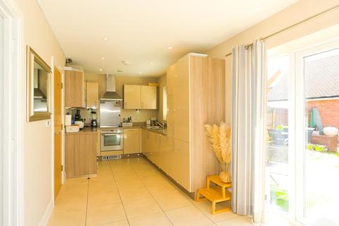 2 Holly Close, Epsom, KT19 8FQ