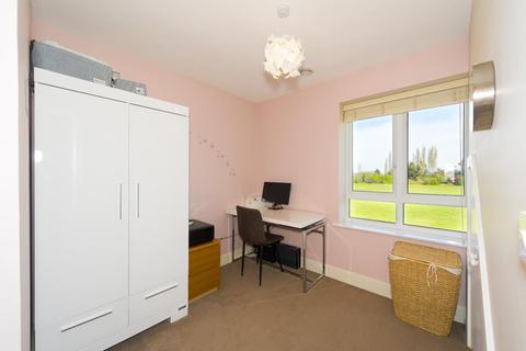 2 Holly Close, Epsom, KT19 8FQ