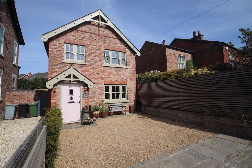 Moor Lane, Wilmslow 2 bed detached house £439,950