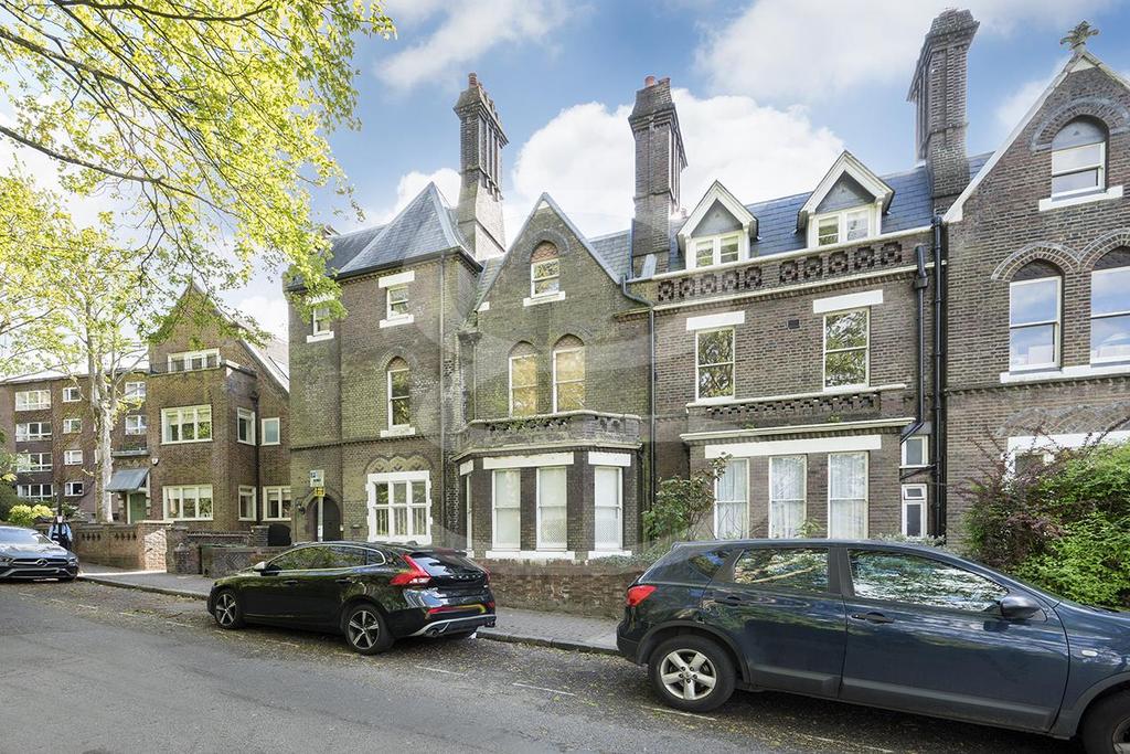 Branch Hill, Hampstead Heath NW3 2 bed apartment £2,149 pcm (£496 pw)