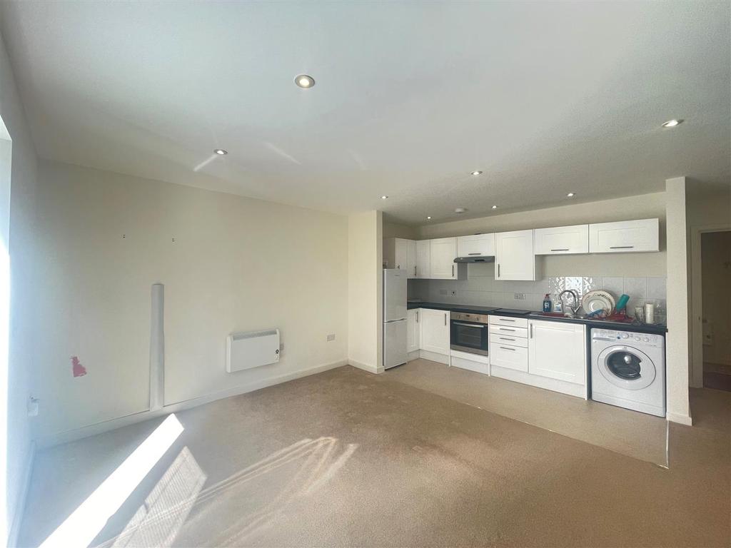 High Street, Snodland, Kent 1 bed apartment £750 pcm (£173 pw)