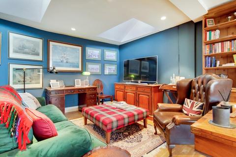 17 Smiths Yard, London, SW18 4HR