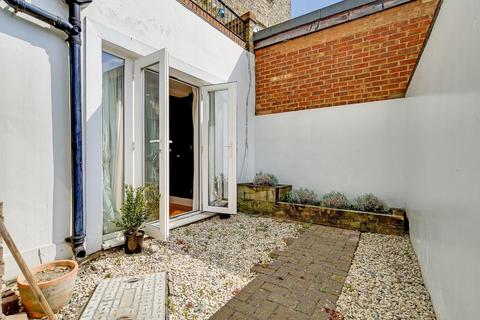 17 Smiths Yard, London, SW18 4HR