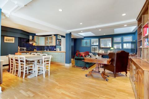 17 Smiths Yard, London, SW18 4HR