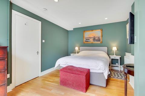 17 Smiths Yard, London, SW18 4HR