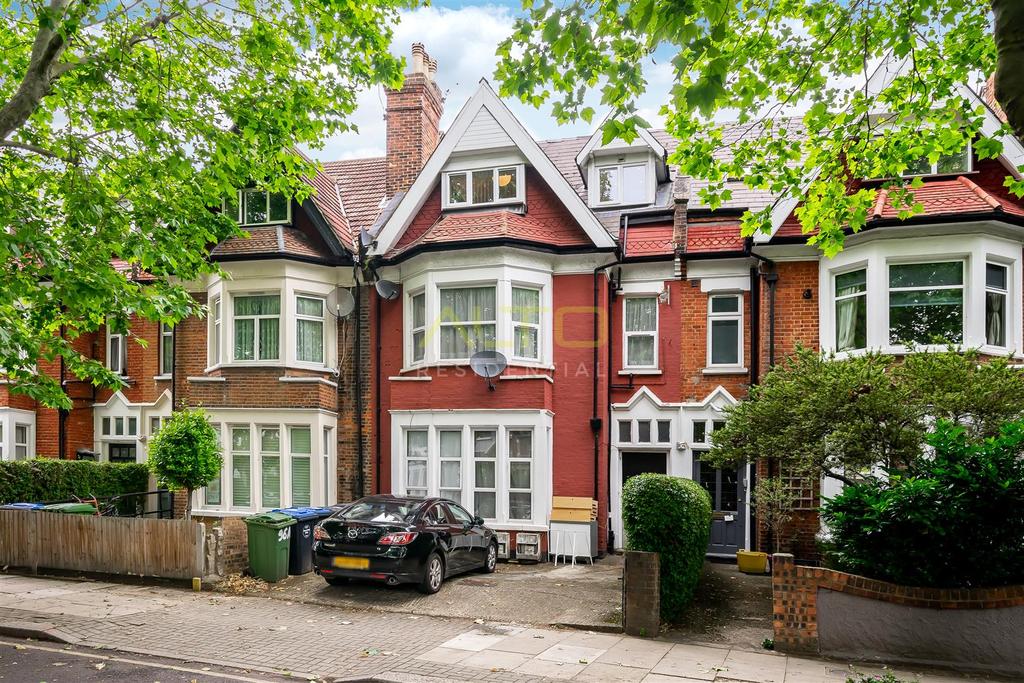 Blenheim Gardens, London NW2 3 bed flat £2,058 pcm (£475 pw)
