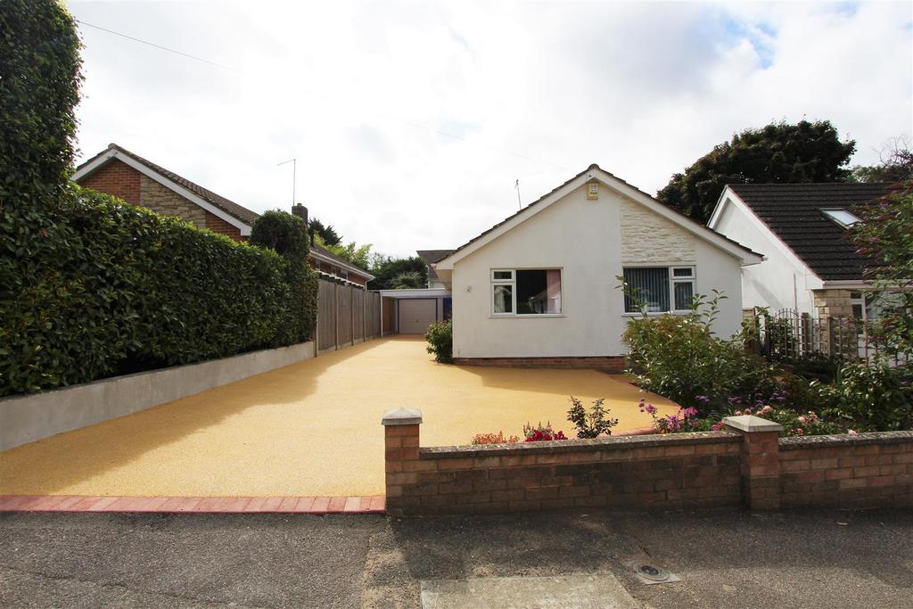 Wren Crescent, Coy Pond 3 bed bungalow £525,000