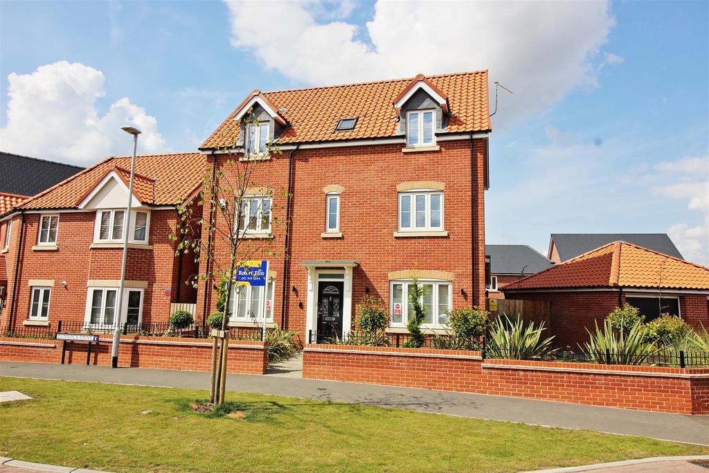 Field Farm Way, Stapleford. 4 bed detached house £385,000