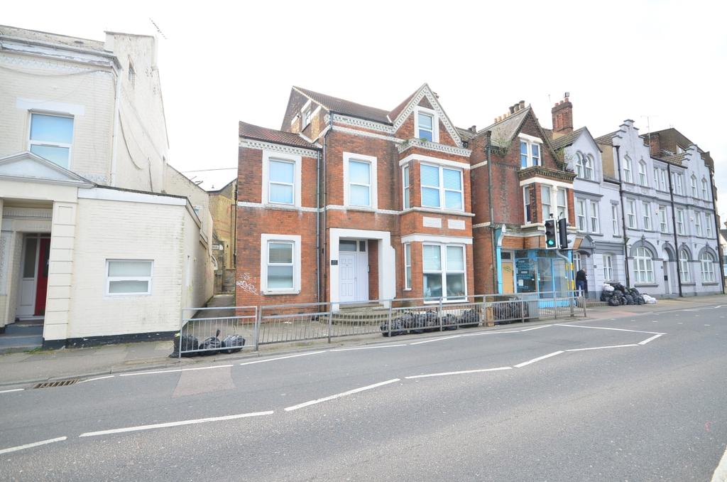 Balmoral Road Gillingham ME7 1 bed apartment £700 pcm (£162 pw)
