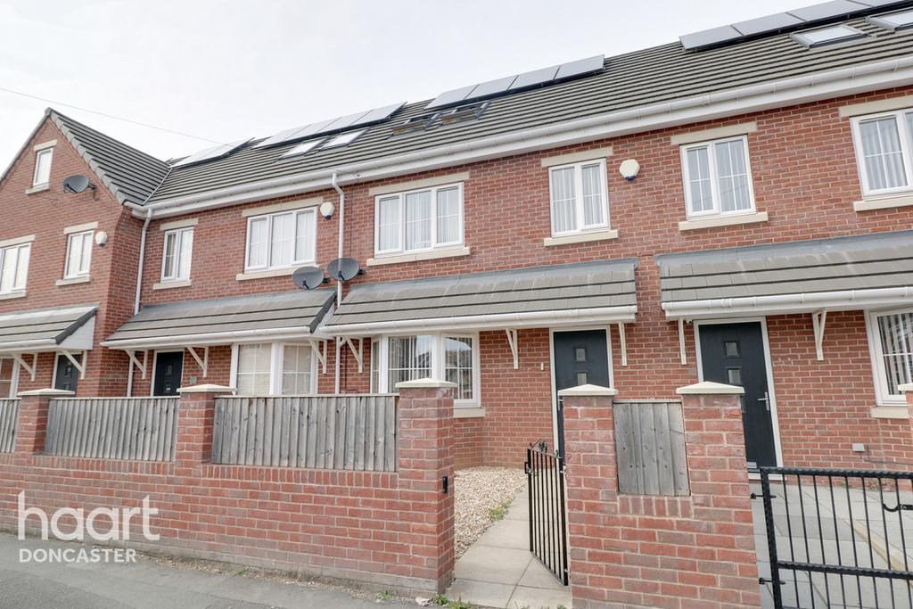 Kirkby Avenue, Bentley, Doncaster 3 bed townhouse £140,000