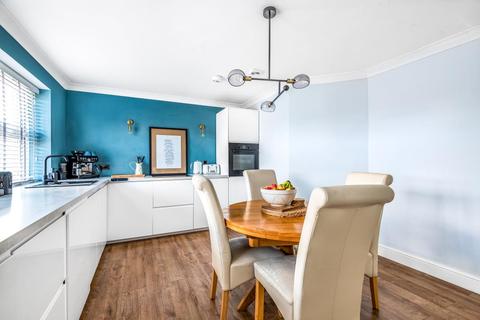 Flat 4, 9 Cedar Way, Sunbury-on-thames, TW16 7BL