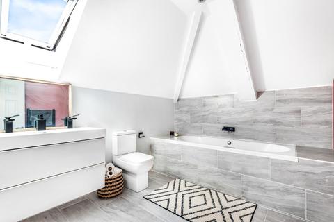 Flat 4, 9 Cedar Way, Sunbury-on-thames, TW16 7BL