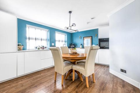Flat 4, 9 Cedar Way, Sunbury-on-thames, TW16 7BL