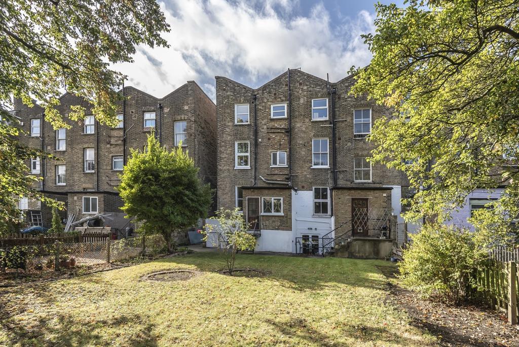 Byrne Road London SW12 1 bed flat £1,495 pcm (£345 pw)