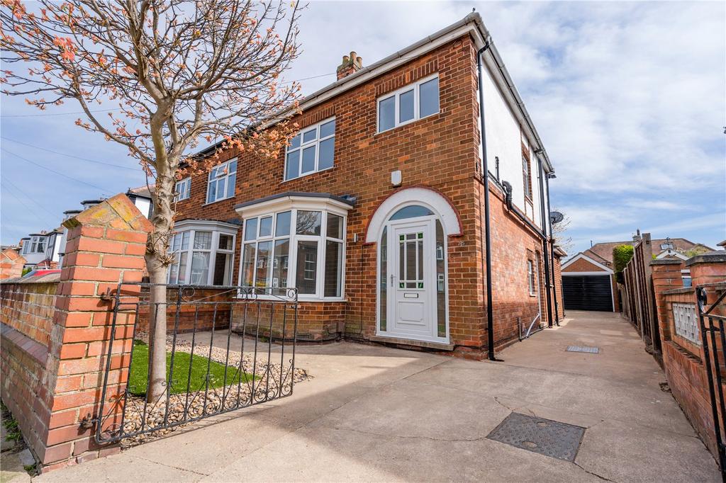 Gloucester Avenue, Grimsby, DN34 3 bed semidetached house £170,000