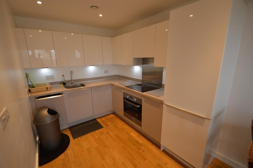 Crossways, Windsor Road, Slough, SL1 1 bed flat £950 pcm (£219 pw)