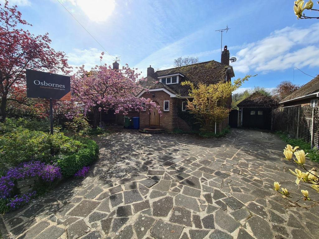 Boundary Road, Farnborough, GU14 4 bed detached house £575,000