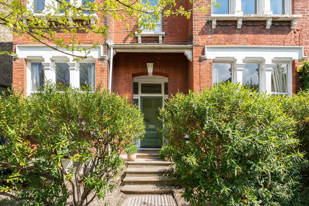 Gubyon Avenue, Herne Hill, London, SE24 2 bed flat £750,000