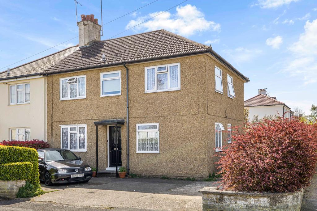 Cranborne Road, Potters Bar, EN6 5 bed semidetached house £525,000