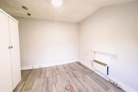 Studio to rent, Sussex Gardens, Paddington, London  W2