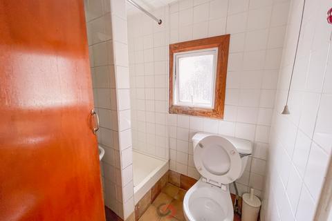 Studio to rent, Sussex Gardens, Paddington, London  W2