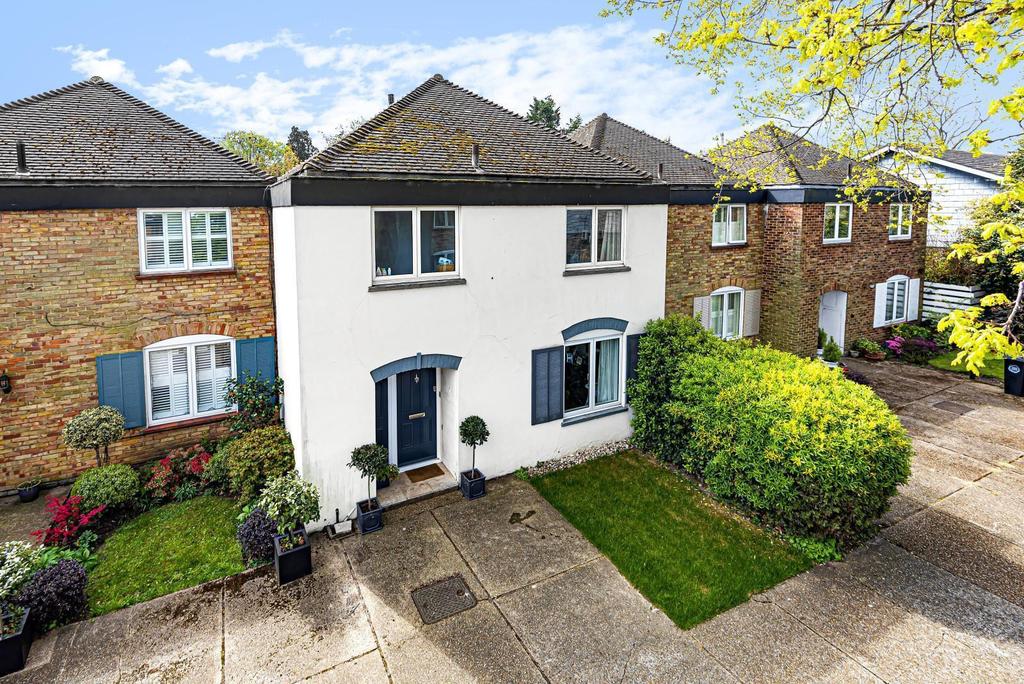 Pine Grove Mews, Pine Grove, Weybridge, KT13 3 bed terraced house £
