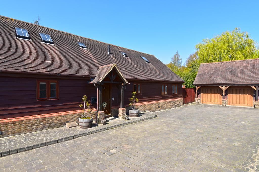 White Stubbs Farm, White Stubbs Lane, Broxbourne EN10 4 bed semi