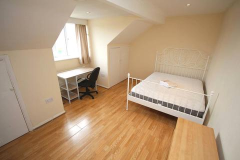 4 bedroom maisonette to rent, Camellia Lane, Surbiton KT5