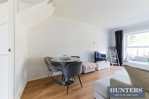 12 Edwards Close, Worcester Park, KT4 8PE