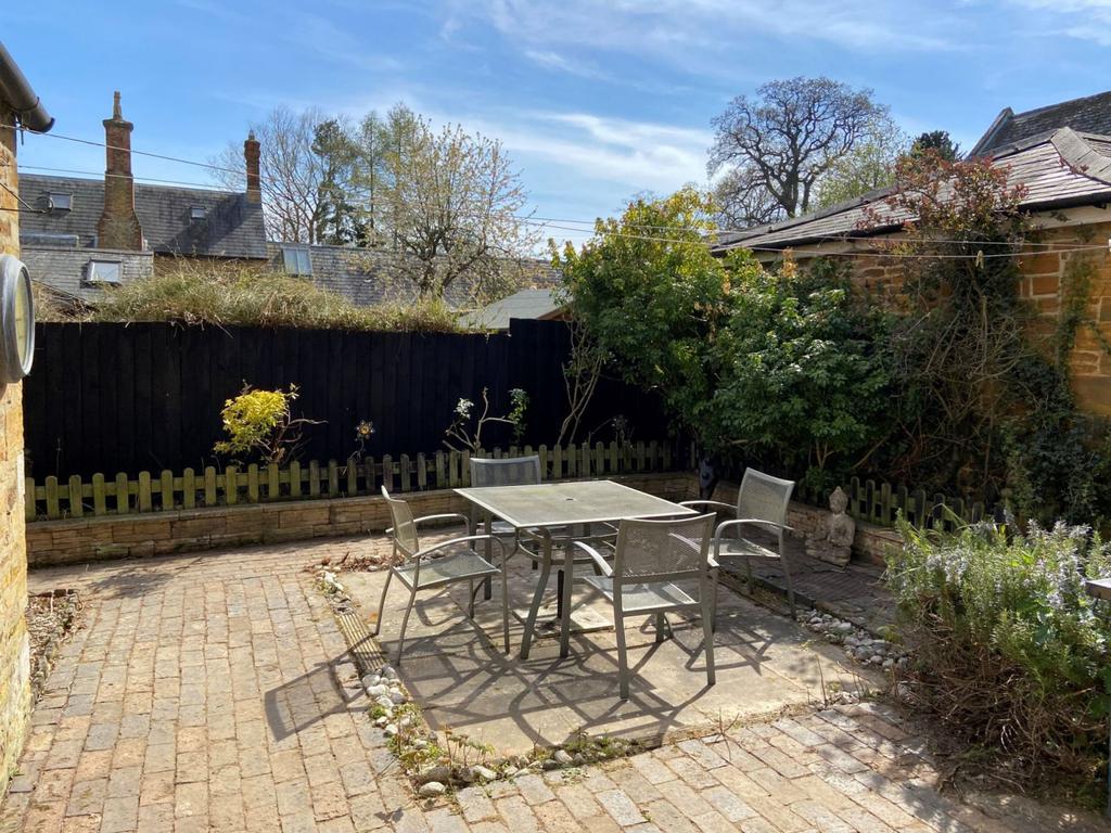 Courtyard rear garden