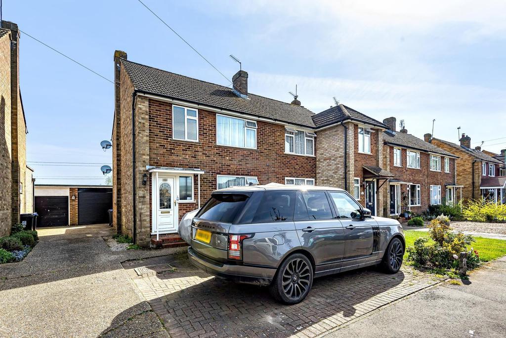 Fullerton Road, Byfleet, KT14 3 bed semidetached house £425,000