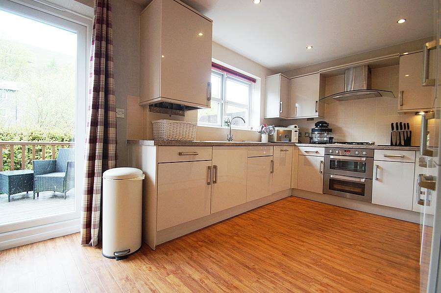 11 Tenterfield Close, Greenfield OL3 4 bed townhouse £339,995