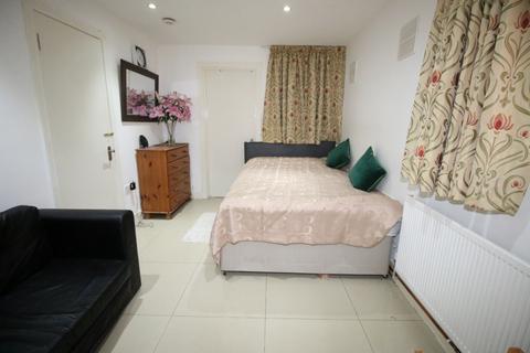 Studio to rent, Osborne Road, HOUNSLOW, Greater London, TW3